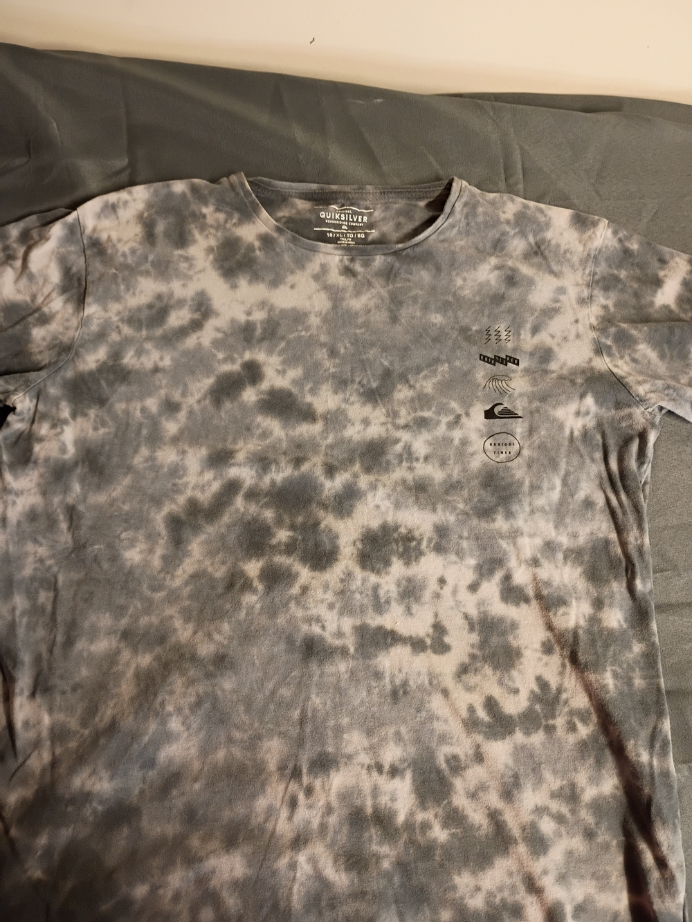 Quiksilver Men's Black and Gray Tie-Dye Short Sleeve Tee